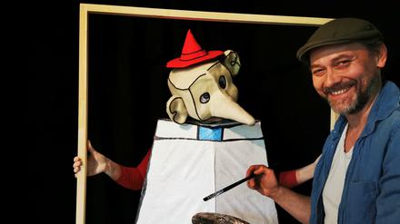 Nanda Ben Chaabane im Pinocchio-Kostüm und Lorenz Christian Köhler haben vor 20 Jahren die Drehbühne Berlin gegründet.