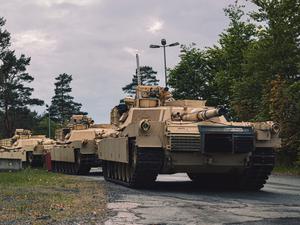 US-Panzer vom Typ M1A1 Abrams, die für die Ausbildung der Streitkräfte der Ukraine benötigt werden, warten auf den Transport zu den Übungsplätzen in Grafenwöhr, Deutschland.