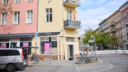 Blick auf die Fassade vom  einsturzgefährdeten Wohnhaus in Schöneberg.