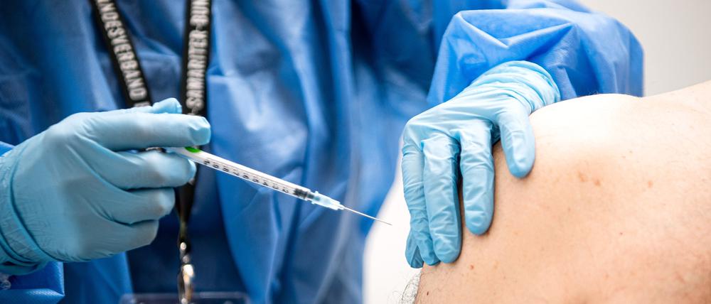 Ein Mann wird am 13. September im Impfzentrum am Brill in Bremen gegen Corona geimpft.