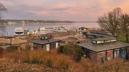 Die Umbauarbeiten für den „Uferpark am Berliner Meer“ haben begonnen: Im Januar bestimmten Bauzäune und Sandberge das Bild an der Dampferanlegestelle am Wannsee.