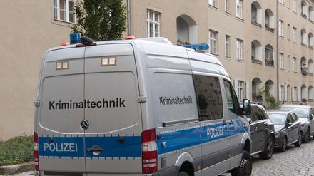 Ein Einsatzfahrzeug der Kriminaltechnik der Polizei steht vor einer Häuserzeile an der Kinzerallee im Berliner Stadtteil Köpenick. Dort wurden die Leichen einer Frau und eines Kindes in einer Wohnung gefunden. (Archivbild)