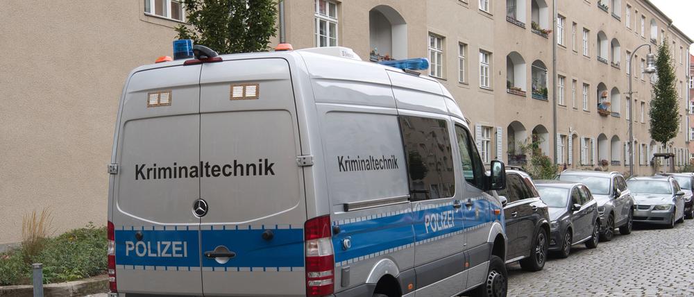 Ein Einsatzfahrzeug der Kriminaltechnik der Polizei steht vor einer Häuserzeile an der Kinzerallee im Berliner Stadtteil Köpenick. Dort wurden die Leichen einer Frau und eines Kindes in einer Wohnung gefunden. (Archivbild)