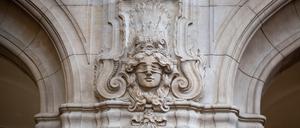 Ein Relief mit der Abbildung der Justitia, der römischen Göttin der Gerechtigkeit und des Rechtswesens, ist an einer Säule in der Eingangshalle im Kriminalgericht Moabit zu sehen.