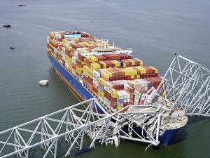 Das Containerschiff «Dali» unter einem Teil der Francis Scott Key Bridge im Hafen von Baltimore fest.
