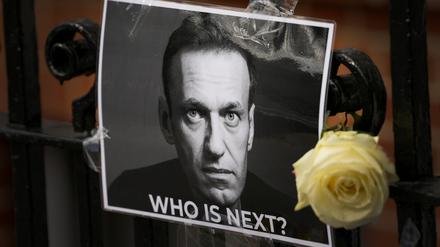 Eine Blume und ein Bild sind in Gedenken an den verstorbenen Kremlgegner Alexej Nawalny in der Nähe der russischen Botschaft in London angbracht. 