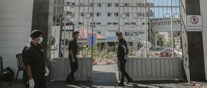 Mitglieder der islamistischen Hamas bewachen die Tore des Schifa-Krankenhauses in Gaza.