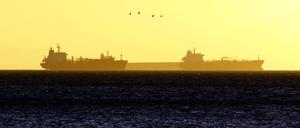 ine Gruppe von Öltankern wartet bei Sonnenuntergang auf die Einfahrt in das PDVSA-Dock in Guaraguao (Venezuela), um mit Öl versorgt zu werden. 