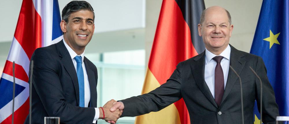 Bundeskanzler Olaf Scholz und Rishi Sunak, Premierministers des Vereinigten Königreichs, geben sich am Ende der Pressekonferenz am 24.04.2024 in Berlin die Hand.
