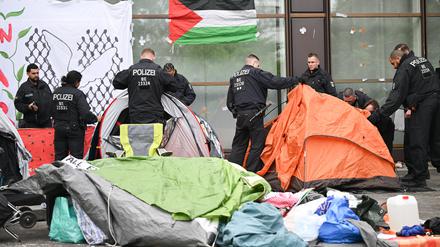 Polizeibeamte bauen nach der Räumung einer pro-palästinensischen Demonstration der Gruppe «Student Coalition Berlin» auf dem Theaterhof der Freien Universität Berlin das Camp ab.
