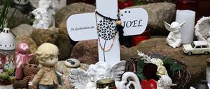 An der Stelle, wo der tödlich verletzte sechsjährige Joel im September 2023 gefunden wurde, erinnern Kreuze, Kerzen und Figuren an den Jungen. 