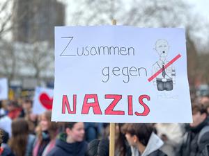 Schülerinnen und Schüler in Steglitz-Zehlendorf zeigen Haltung und demonstrieren gegen Rechtsextremismus.