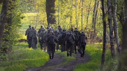 Soldaten suchen den sechsjährigen Adrian im Waldgebiet um Bremervörde.