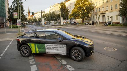 Ein Auto des Fahrdienstleiters Uber fährt in Prenzlauer Berlin. 