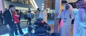 Ein Prototyp eines Polizeiroboters auf dem Stand des Emirates Dubai.