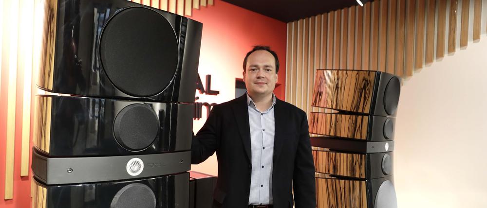Nico Gläsel, Inhaber des Fachgeschäfts Audio Forum am Ku’damm. Er verkauft unter anderem Lautsprecher - unter anderem der Marke Focal by Naim. Dieses Paar kostet 200.000 Euro.