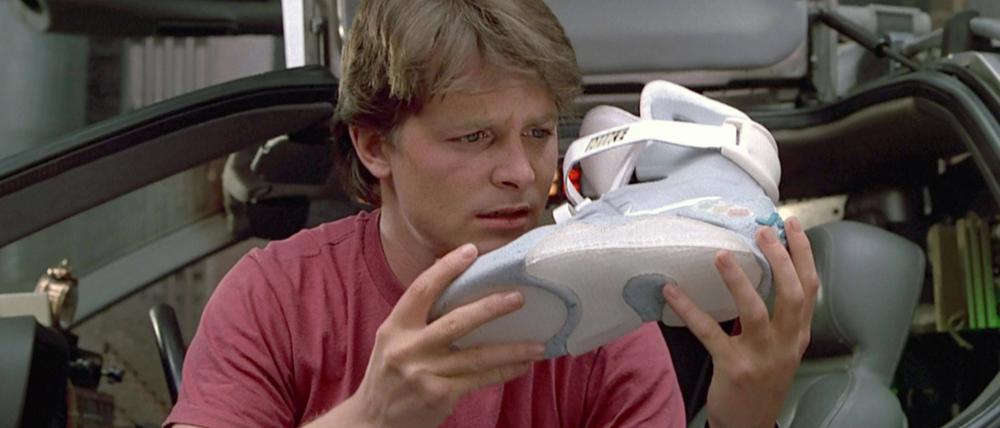 Michael J Fox. staunt 1989 als Mary McFly im zweiten Teil von „Zurück in die Zukunft“ über ein Paar „Nike MAG“, die sich automatisch zuschnüren. Nike produzierte den Schuh später in sehr kleiner Serie. Auf „Timless“ konnte man sich an einem Paar beteiligen.