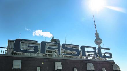 ARCHIV - Der Schriftzug der Berliner Gaswerke Aktiengesellschaft (GASAG) ist am 10.05.2016 in Berlin zu sehen, im Hintergrund der Fernsehturm. (zu "Jahres-Pk der GASAG" vom 11.04.2017) Foto: Bernd von Jutrczenka/dpa +++(c) dpa - Bildfunk+++