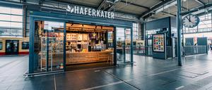 Das Unternehmen Haferkater aus Berlin bietet Porridge an nahezu allen wichtigen Bahnhöfen bundesweit an und am BER. 