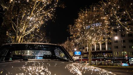 Ab Ende November soll die Weihnachtsbeleuchtung wieder glitzern an Kurfürstendamm und Tauentzienstraße.