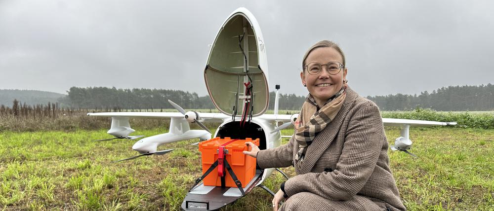 Projektleiterin Beate-Victoria Ermisch mit der Transport-Drohne.