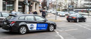 Ein Fahrzeug mit Werbung von Uber. Das Unternehmen besitzt in Deutschland kein einziges Auto, sondern vermittelt nur Aufträge an Mietwagenfirmen.