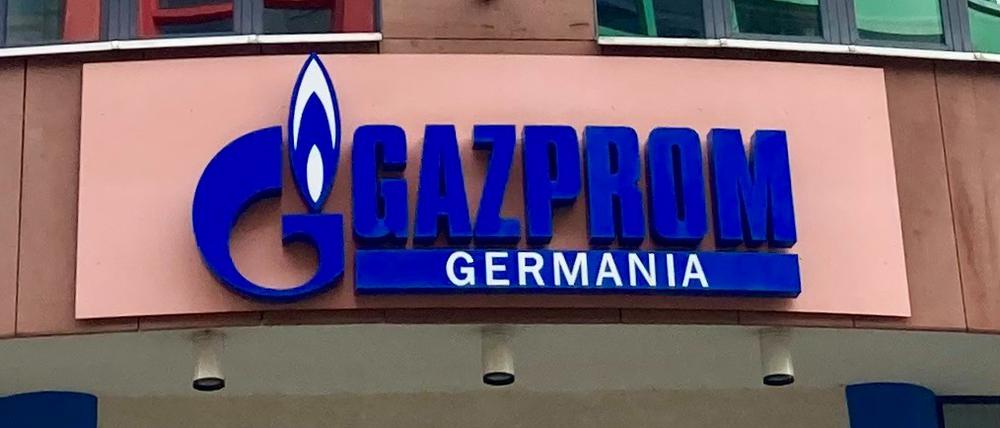 Schriftzug von Gazprom Germania über dem Eingang eines Bürogebäudes in der Markgrafenstraße in Berlin.