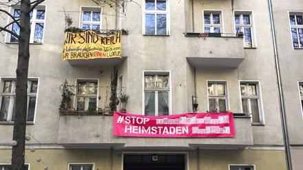 Plakat gegen den Investor Heimstaden in der Emdener Strasse. 