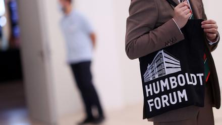 Ein Besucher des am Dienstag (teil)eröffneten Humboldt Forums auf der Berliner Museumsinsel.