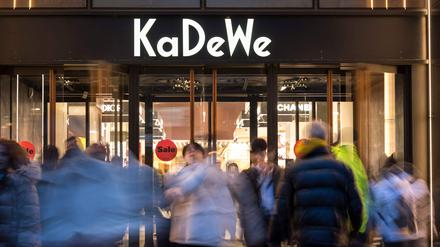 Im Berliner Kaufhaus des Westens (KaDeWe) herrscht geschäftiges Treiben. Doch das Luxuswarenhaus ist insolvent.
