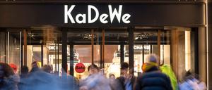 Im Berliner Kaufhaus des Westens (KaDeWe) herrscht geschäftiges Treiben. Doch das Luxuswarenhaus ist insolvent.