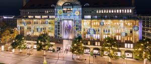 In der Weihnachtszeit schmücken Projektionen der Marke Ralph Lauren die Fassade des KaDeWe in der Tauentzienstraße.