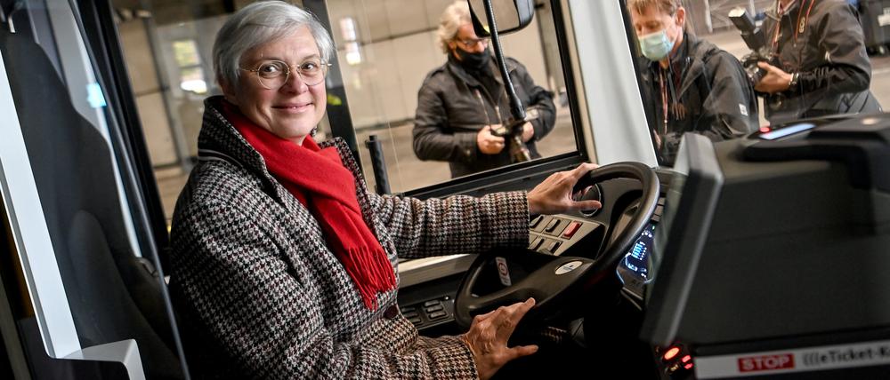 Oktober 2020: Eva Kreienkamp, die damals neue Vorstandsvorsitzende der BVG, posiert am Steuer neuen Busses