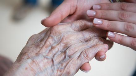 Miteinander sprechen und Zeit verbringen: Dafür bleibt in der Pflege oft keine Zeit. Die Seniorenassistenz kann es leisten.