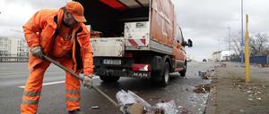 Die BSR reinigt die Straßen vom Müll der Silvesternacht.