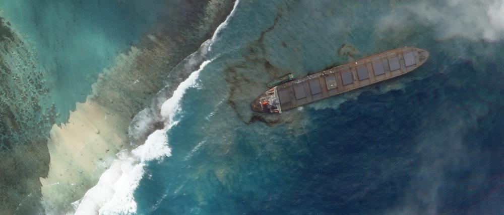 Im Einsatz für den Umweltschutz: „Planet“-Satellitenbild des japanischen Öltankers „Wakashio“, der im August vor der Insel Mauritius im Indischen Ozean auf Grund gelaufen war.