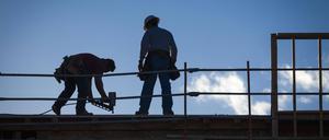 Bauarbeiter auf dem Dach eines Gebäudes.
