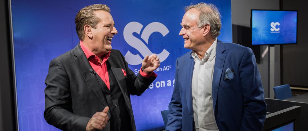Medieninvestor Georg Kofler (rechts) und Einzelhandelsunternehmer Ralf Dümmel (links) nach dem verkünden des Verkaufs seiner DS Gruppe an Social Chain im Oktober 2021.