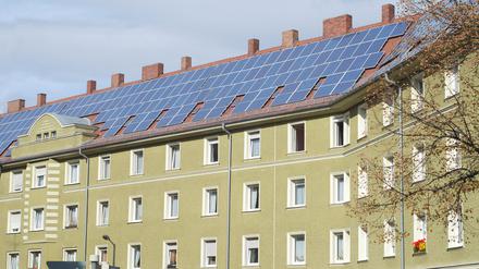 Fotovoltaikanlage auf einem Mehrfamilienhaus.