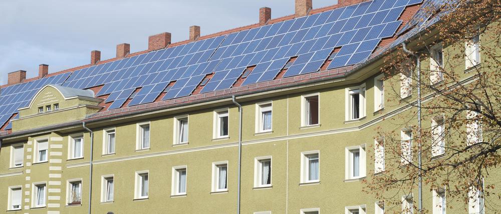 Fotovoltaikanlage auf einem Mehrfamilienhaus.