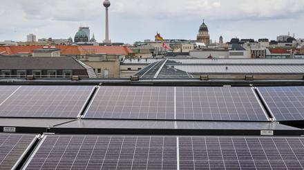 Auch den Aufbau von Photovoltaik-Anlagen mit Stromspeichern fördert das Land Berlin.