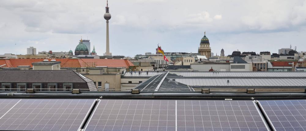 Auch den Aufbau von Photovoltaik-Anlagen mit Stromspeichern fördert das Land Berlin.
