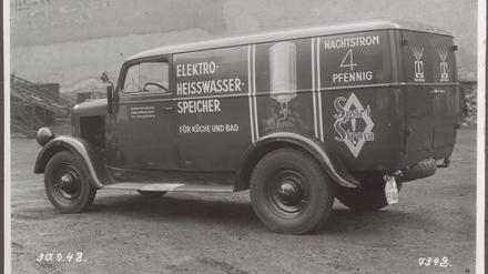 Damals wie heute: Ein Werbewagen der Bewag ist im Kriegsjahr 1942 bemalt mit einem Aufruf zum Stromsparen.