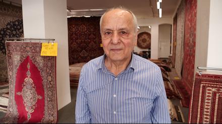 Jeden Tag wartet der Unternehmer Ali Samimi-Fard in seinem Laden „Teppich Samimi“ auf Kunden. Doch die kommen immer seltener.