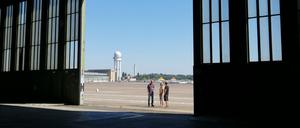 Licht und Schatten liegen am Denkmal „Flughafen Tempelhof“ dicht beieinander.
