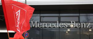 Warnstreik vor dem Mercedes-Werk in Marienfelde.