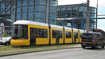 Eine Tram am Hauptbahnhof in Berlin.