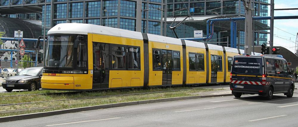 Eine Tram am Hauptbahnhof in Berlin.