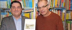 Karl-Heinz Bannasch (links) und Mitautor Peter Petersen präsentieren das neue Buch.
