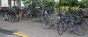 Die vorhandenen Fahrrad-Stellplätze am Bahnhof reichen nicht aus.